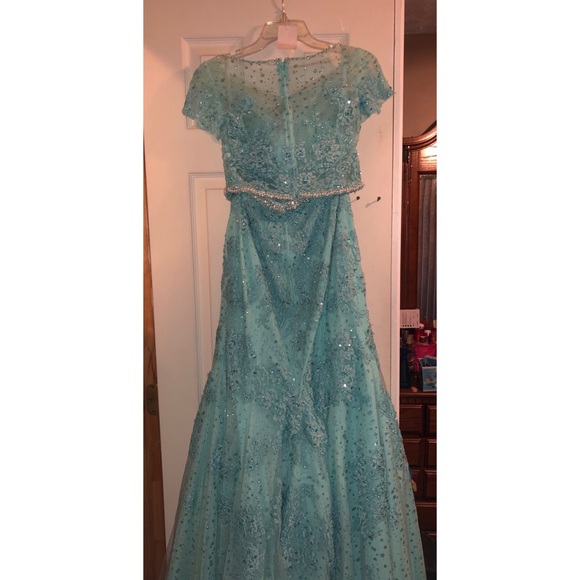 Mori Lee Size 8, 2 piece dress with a train - Picture 3 of 6